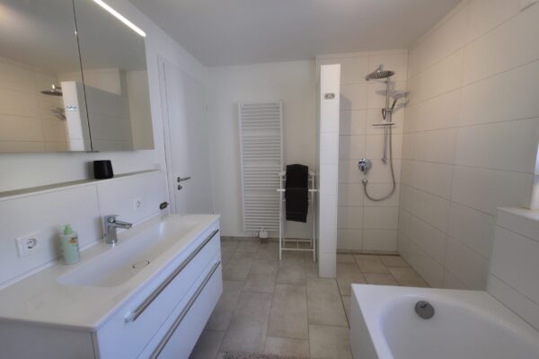 Genießen Sie pure Entspannung in unserem luxuriösen Badezimmer am Bodensee – der ideale Rückzugsort für erholsame Stunden.