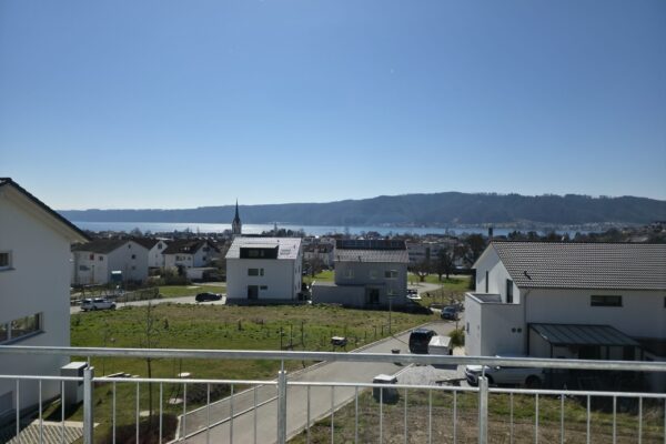 Ferienhaus Aura Balkon Entdecken Sie das stilvolle Äußere unseres Ferienhauses am Bodensee – moderne Architektur trifft auf beeindruckenden Seeblick und Alpenblick.