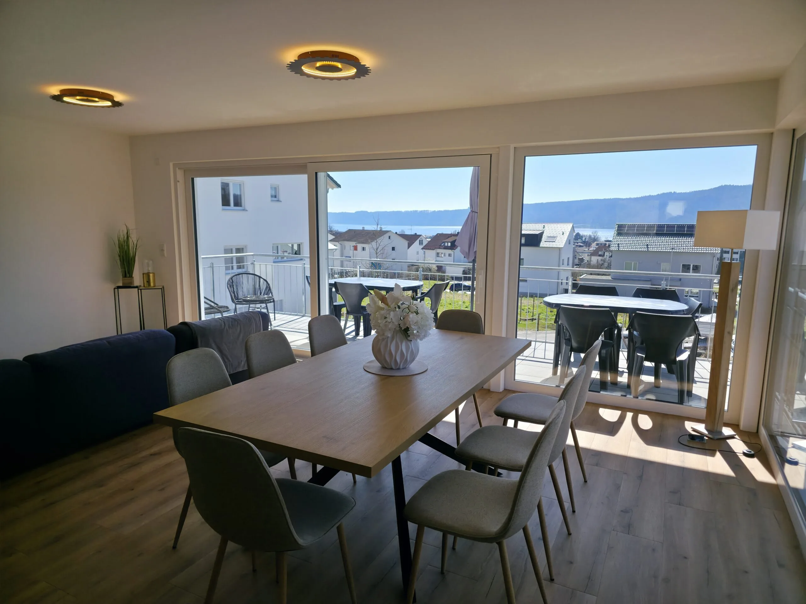 Erleben Sie Komfort und Design in unserem modernen Wohnzimmer am Bodensee mit Seeblick– der ideale Rückzugsort für entspannte Stunden.