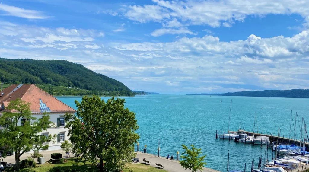 Hafen Bodman am Ueberlinger See Panoramablick auf den Hafen von Bodman mit tuerkisblauem Ueberlinger See und Segelbooten