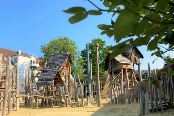 Pfahlbauspielplatz in Ludwigshafen am Bodensee mit Holz-Pfahlbauten und Sandbereich fuer Kinder
