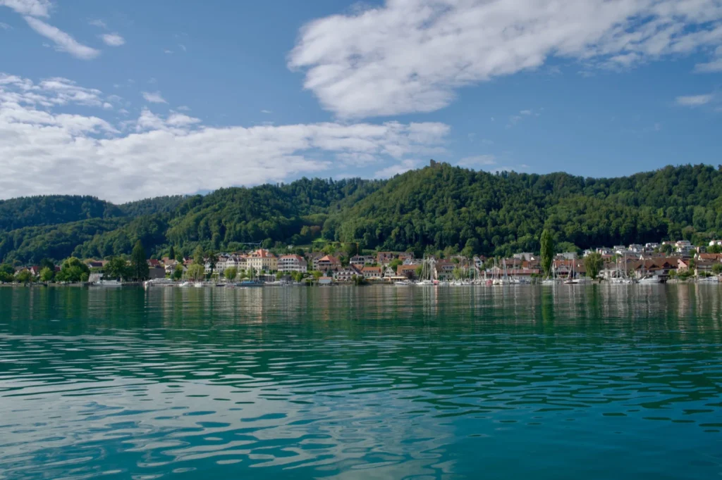 Uferanlage Bodman Uferanlage Bodman mit Blick auf die farbenfrohe Promenade, Hafen und Burgruine auf dem Huegel