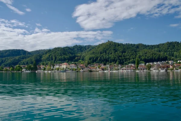 Uferanlage Bodman mit Blick auf die farbenfrohe Promenade, Hafen und Burgruine auf dem Huegel