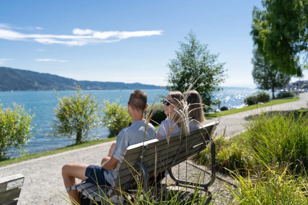 Uferpromenade mit Seeblick Uferpromenade in Bodman mit Parkbank und Seeblick auf den Bodensee an einem Sommertag