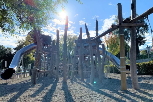 UNESCO Welterbe Spielplatz in Bodman mit grossen Metallrutschen und Kletterlandschaft aus Holz