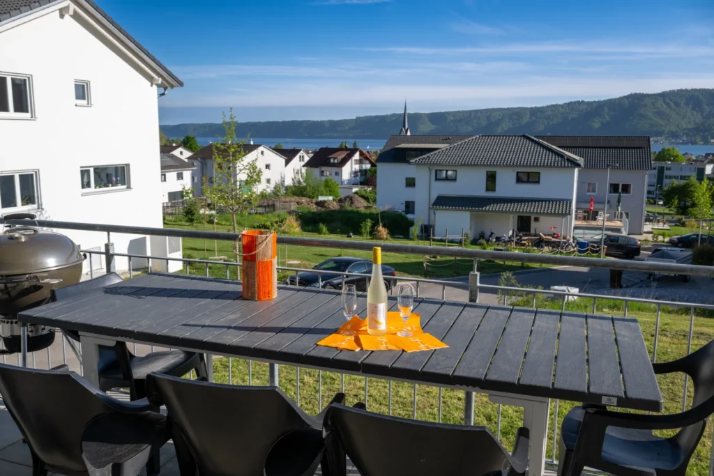 ferienhaus-aura-balkon-terrasse-grill-seeblick Balkon-Terrasse im Ferienhaus Aura mit Esstisch, Wein, Kugelgrill und Panoramablick auf den Bodensee