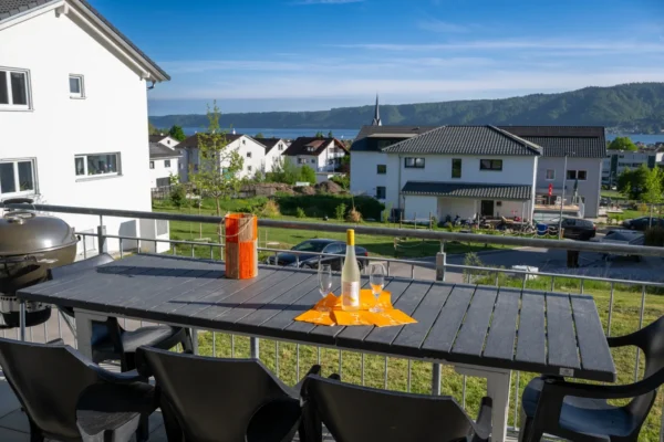 Balkon-Terrasse im Ferienhaus Aura mit Esstisch, Wein, Kugelgrill und Panoramablick auf den Bodensee
