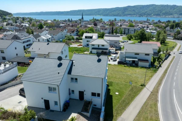Panorama-Luftaufnahme des Ferienhaus Aura mit weitem Blick auf den Bodensee, Kirche und das Dorf
