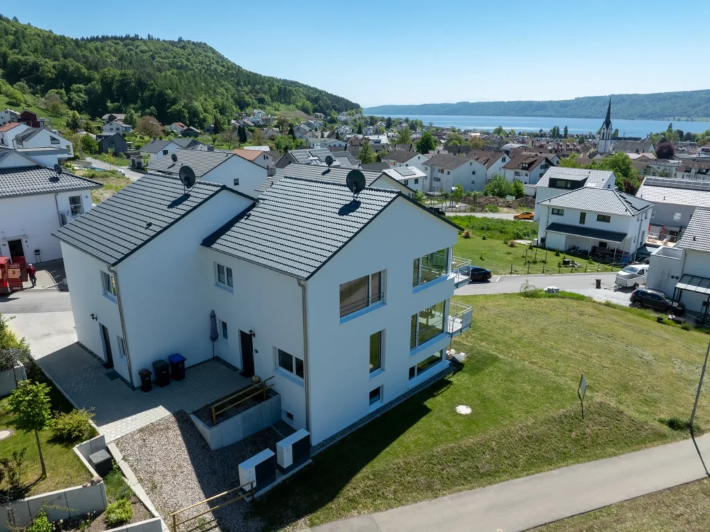 ferienhaus-aura-luftaufnahme-seeblick-rueckseite Luftaufnahme der Rueckseite des Ferienhaus Aura mit Blick auf den Bodensee und die umliegende Ortschaft