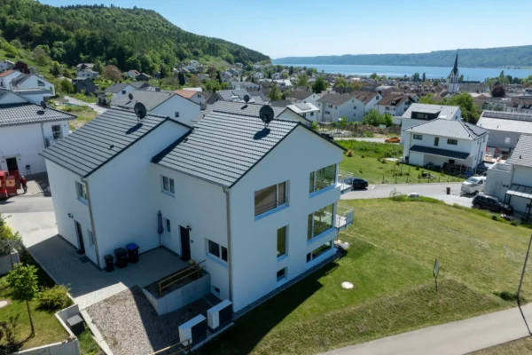 Luftaufnahme der Rueckseite des Ferienhaus Aura mit Blick auf den Bodensee und die umliegende Ortschaft